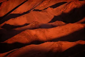 Mongolia, Gobi Gurvansaikhan NP, Gobi Desert and mountain ridges