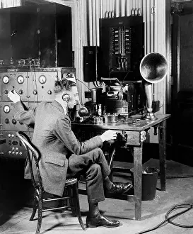 Headphones Prints: Monitoring Radio Broadcast