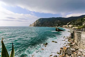 Images Dated 9th October 2014: Monterosso al Mare coastline, Cinque Terre, Italy
