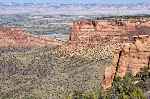 Images Dated 28th October 2011: Monument Canyon, Colorado National Monument, Grand Junction at back, Colorado, USA