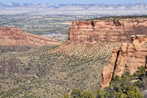 Images Dated 28th October 2011: Monument Canyon, Colorado National Monument, Grand Junction at back, Colorado, USA