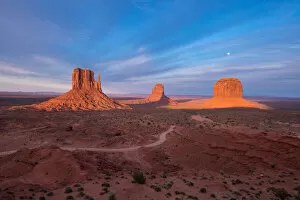 Images Dated 17th February 2018: Monument valley at sunset