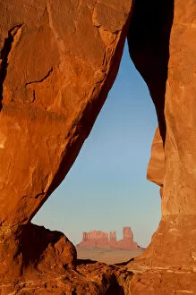 Images Dated 14th April 2013: Monument Valley Teardrop Arch