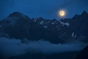 Images Dated 9th August 2014: Full moon above the Kaunergrat ridge, Kaunertal valley, Tyrol, Austria