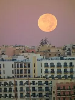 Images Dated 12th October 2011: Full moon in Malta