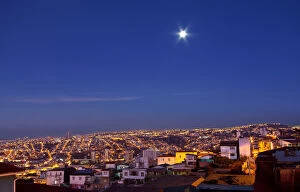 Images Dated 31st May 2015: Full moon over Valparaiso, Chile