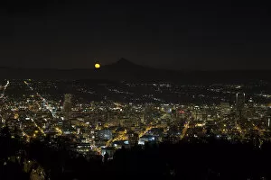 Images Dated 7th March 2015: Moonrise Over Portland Oregon Cityscape