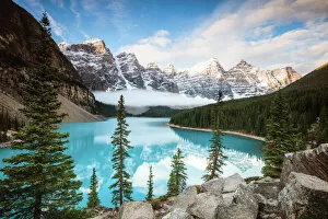 Images Dated 13th April 2018: Moraine lake in autumn, Banff National Park, Canada