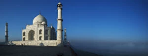 Images Dated 2nd December 2012: Morning light on the Taj Mahal, Agra, Uttar Pradesh, India