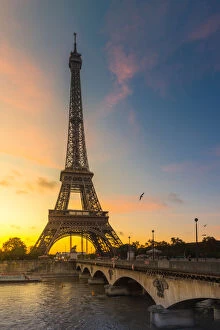 Images Dated 9th November 2013: Morning view of Eiffel tower at Seine river