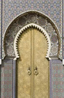 Images Dated 14th February 2007: Morrocco, Fez, decorative arched doorway inlaid with tiles
