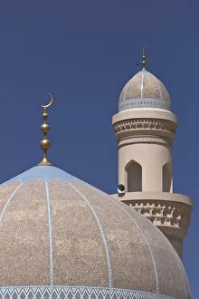 Images Dated 22nd April 2011: Mosque with a golden crescent moon and a minaret, Bahla, Ad Dakhiliyah, Oman