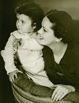 Family Life Prints: Mother on couch with daughter (4-5), (B&W)