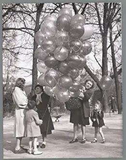 Champs Elysees Prints: Mothers with Their Children Buying Balloons in the Park