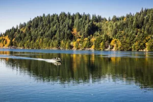 Images Dated 13th October 2013: Motor Speed Boat and Passengers glides fast on water, Columbia River Gorge, Hood River, Oregon, USA