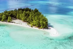Images Dated 16th May 2015: Motu Tapu, small island in the lagoon of Bora Bora, French Polynesia