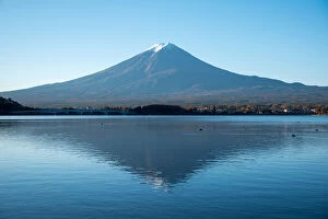 Images Dated 15th November 2015: Mount Fuji reflected in Kawaguchi lake