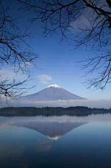 Images Dated 24th April 2006: Mount Fuji reflected in Lake Motosu, Fuji-Hakone-Izu National Park, Honshu, Japan