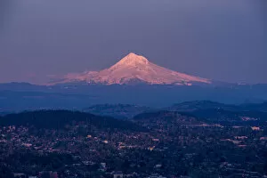 Images Dated 17th February 2018: Mount Hood with downtown Portland at dusk