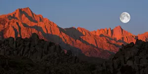 Images Dated 6th December 2009: Mount Whitney with full moon at sunrise