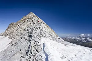 Mountain climbers during the ascent of Fernerkoepfl Mountain in the Rieserferner Group in the Puster Valley, looking towards the summit of Fernerkoepfl Mountain, Alto Adige, Italy, Europe
