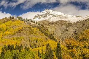 Images Dated 28th September 2017: Mountain and forest in autumn, Red Mountain Pass, Colorado, USA
