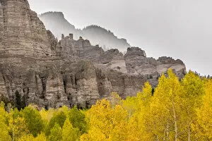 Images Dated 27th September 2017: Mountain forests and formations in autumn, Gunnison National Forest, Colorado, USA
