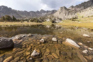 Images Dated 8th September 2011: Mountain lake with large rocks and Beehive Basin in background, Big Sky, Montana, USA