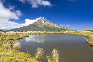 Images Dated 11th January 2013: Mountain lake with the Mount Taranaki volcano, Pouakai Range, Egmont National Park