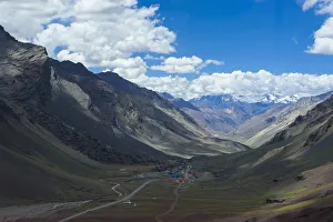 Images Dated 14th January 2011: Mountain pass between Mendoza and Santiago, Andes, Argentina