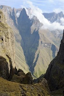Images Dated 15th May 2010: Mountain Pass with sharp peak and low lying cloud in background, Mweni, Drakensberg