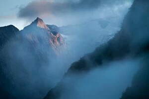 Natural Parkland Gallery: The mountain peak in Milford Sound, Fiordland National Park