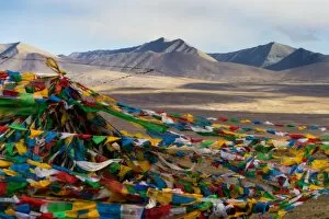 Images Dated 30th May 2016: The mountain range and prayer flag, Tibet, China