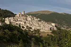 Images Dated 2nd September 2011: Mountain village of Castel del Monte, LAquila, Italy, Europe