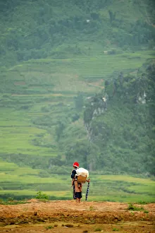 Images Dated 11th September 2011: Mountaineer alone in Sapa