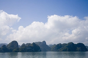 Images Dated 7th November 2005: Mountainous Vietnamese coastline with clouds