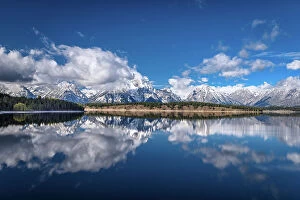 Images Dated 9th October 2017: Mountains and clouds reflecting on Jackson Lake, Grand Teton National Park, Wyoming