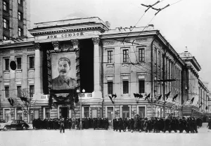 Mourner Prints: Mourners Pass Portrait of Joseph Stalin