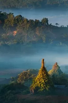 Images Dated 13th December 2014: Mrauk-U old ruins with foggy morning