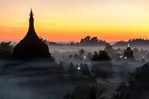 Images Dated 13th December 2014: Mrauk-U in sunset time