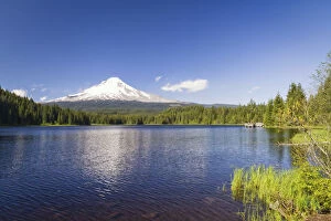 Images Dated 25th May 2015: Mt. Hood reflecting in Trillium Lake in Mt Hood National Forest, Hood River County, Oregon, USA
