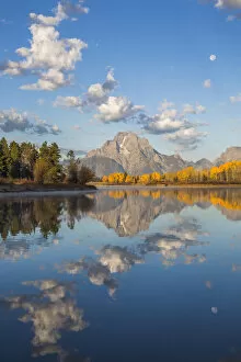 Images Dated 29th September 2015: Mt. Moran and clouds reflecting in Oxbow bend of Snake River in Grand Teton National Park