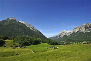 Mt Reiter Alpe, right, Mt Hochkalter, left, alpine pastures at front, Ramsau bei Berchtesgaden