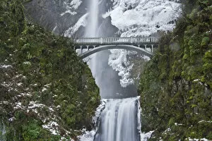 Images Dated 7th January 2016: Multnomah Falls in winter, Columbia Gorge, Oregon, USA