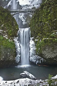 Images Dated 7th January 2016: Multnomah Falls during winter, Columbia Gorge, Oregon, USA