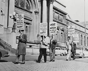 Museum Guards Protesting