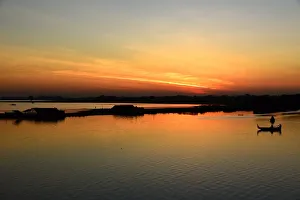 Images Dated 2nd February 2016: Myanmar sunset on Taugthaman lake