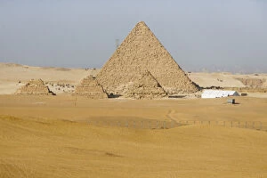 Images Dated 29th January 2009: Mycerinus pyramid and Queens pyramids