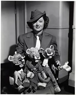 Myrna Loy Hat/Tie W/Stuffed Lions