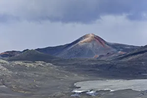 Images Dated 19th August 2011: New crater of a volcanic eruption in 2010, at long-distance hiking trail from from Skogar via